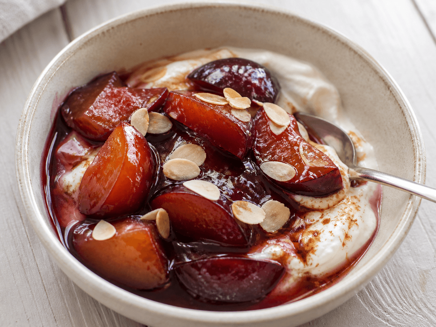 Compotée de prunes à la cannelle et fromage blanc, plat terminé présenté naturellement