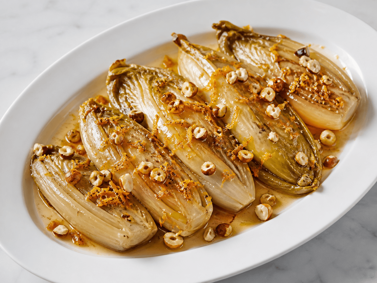 Endives braisées à l'orange et noisettes, plat terminé présenté naturellement