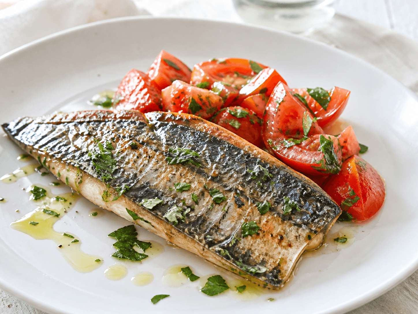 Maquereau poêlé au persil, tomate au citron, plat terminé présenté naturellement