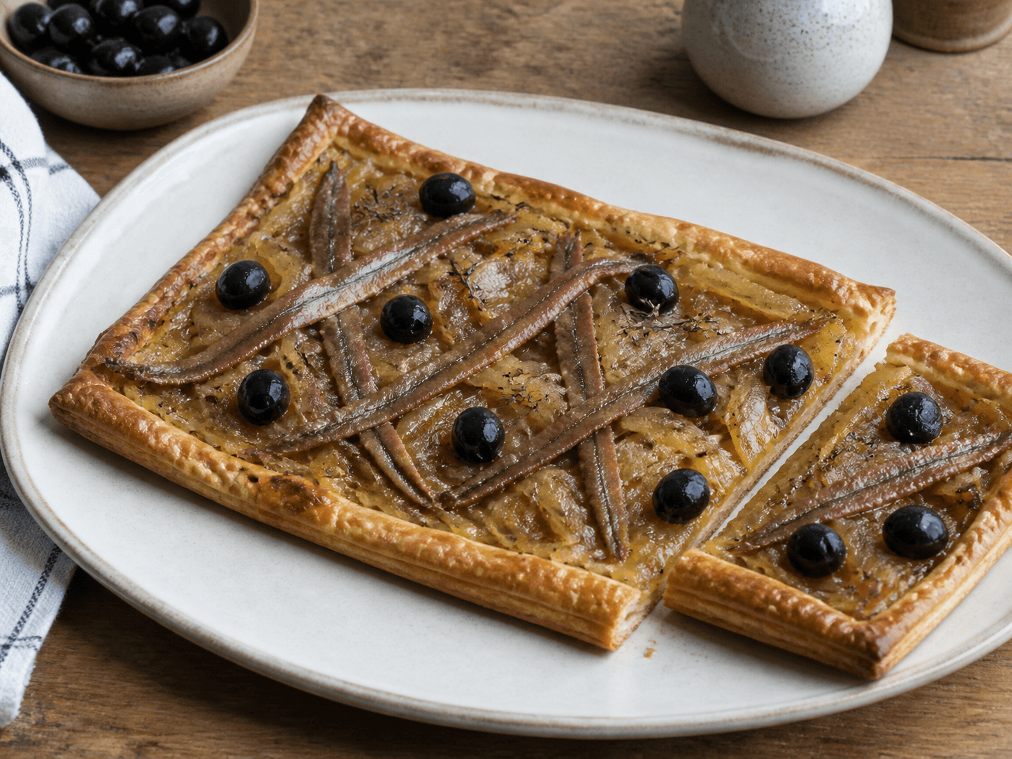 Pissaladière express aux oignons et anchois, plat terminé présenté naturellement