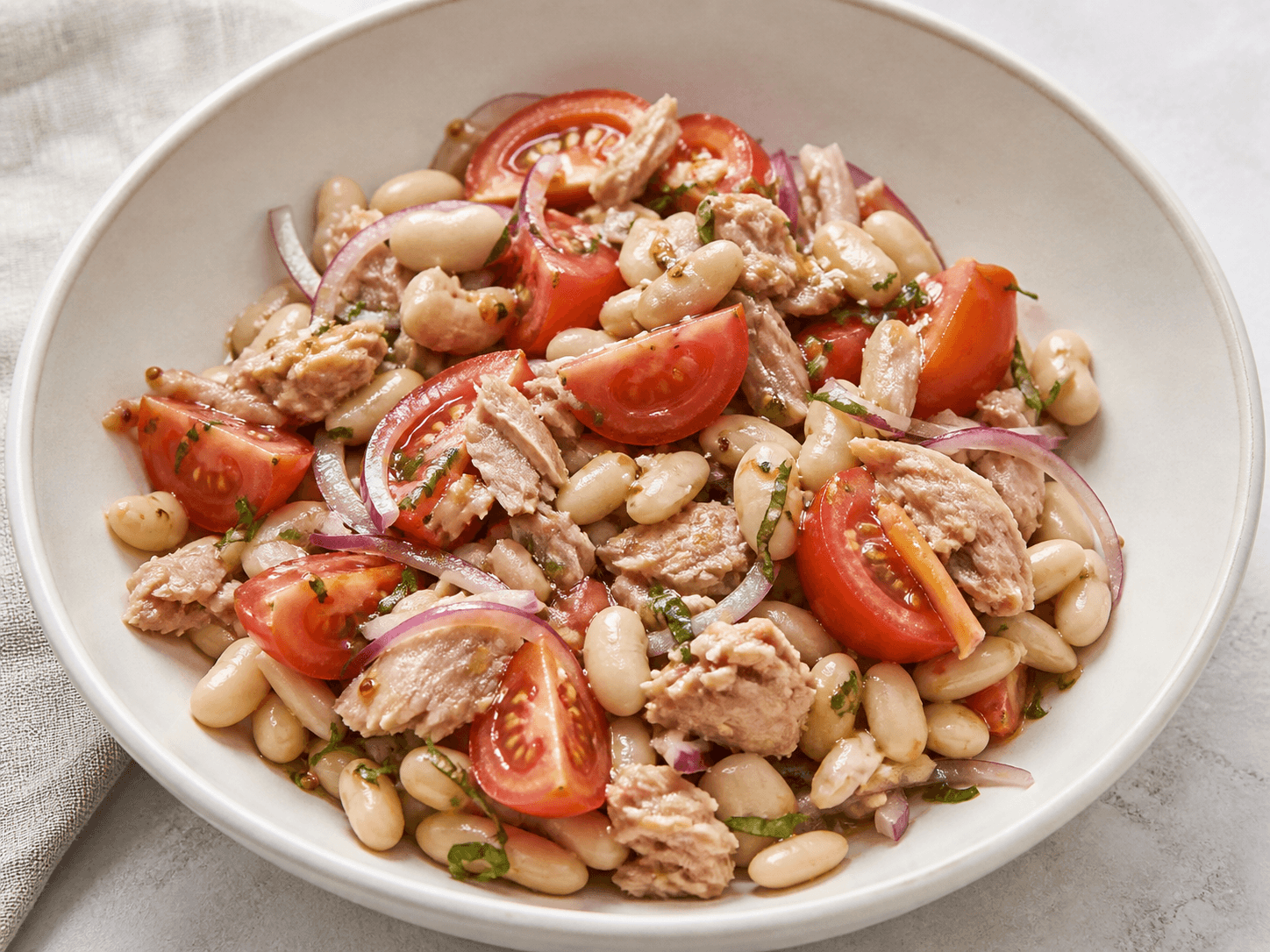 Salade de haricots blancs, thon et estragon, plat terminé présenté naturellement